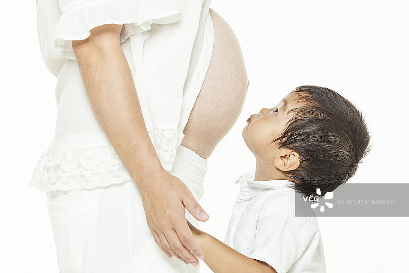 孩子和孕妇说话图片素材