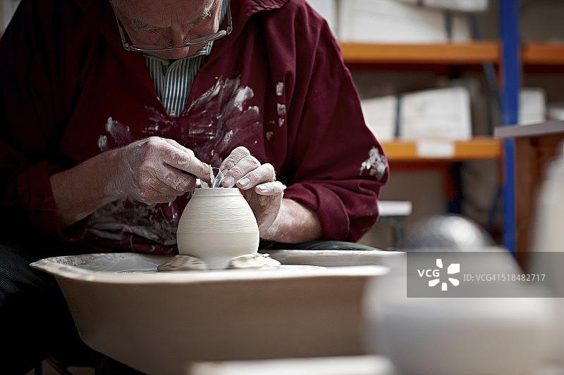 年长的陶艺家在制作陶罐图片素材