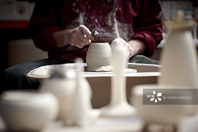 年长的陶艺师正在制作陶罐图片素材