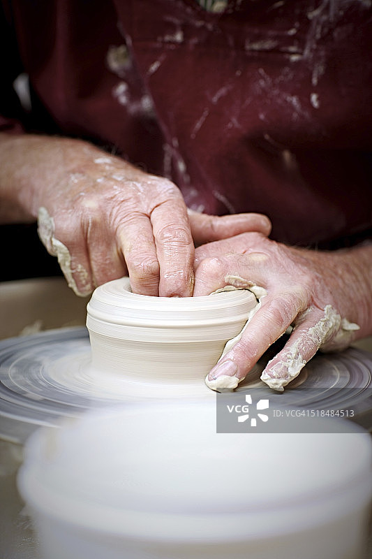 老陶工塑造花瓶的手图片素材