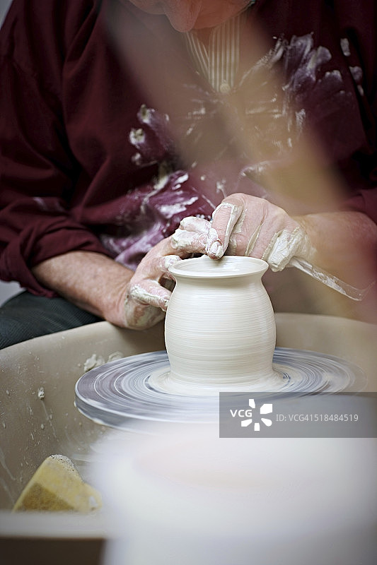 陶工塑造土罐的手图片素材