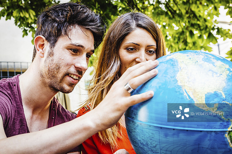 思考去哪里旅行的年轻夫妇图片素材