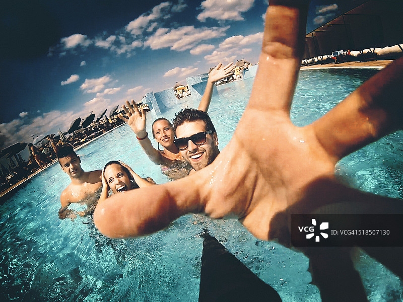 游泳池自拍图片素材