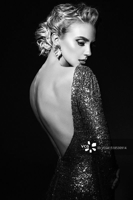 美丽女人穿连衣裙图片素材