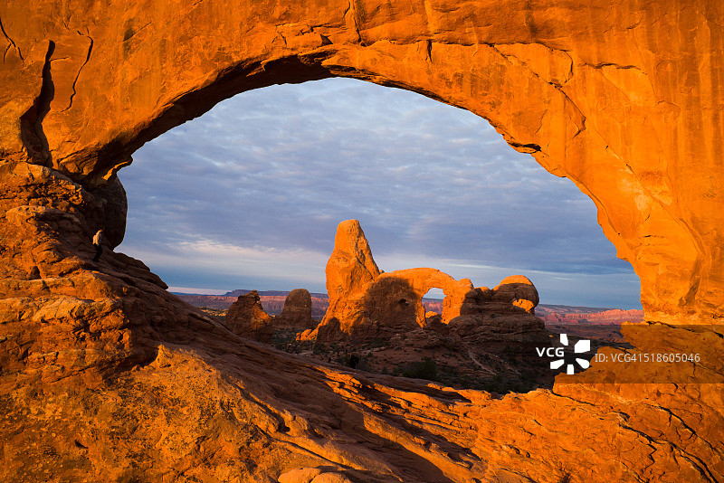 双拱门的日出图片素材