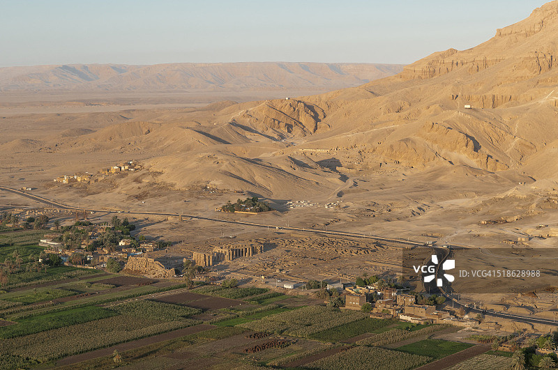 从热气球上俯瞰埃及西岸拉美西斯神庙的航拍景色图片素材