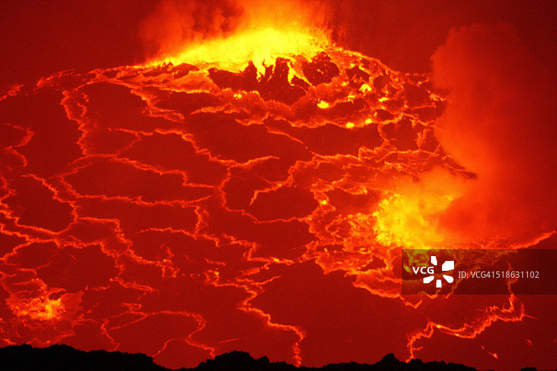 尼拉贡戈火山翻滚的熔岩湖图片素材