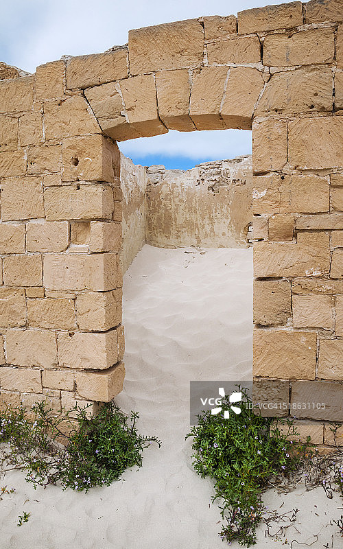 尤克拉老电报站废墟图片素材