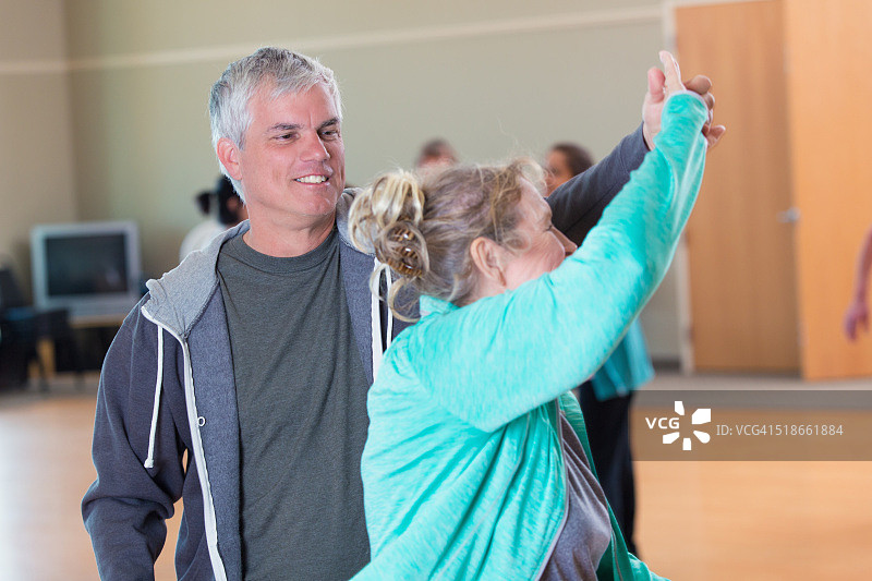 年长的男人在老年人中心与妻子跳舞图片素材