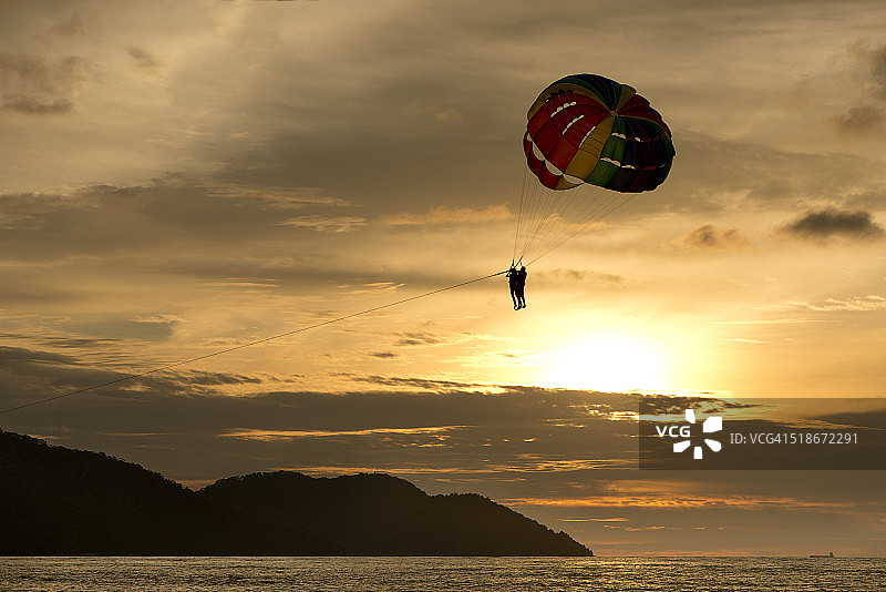 日落时分在海上滑翔图片素材