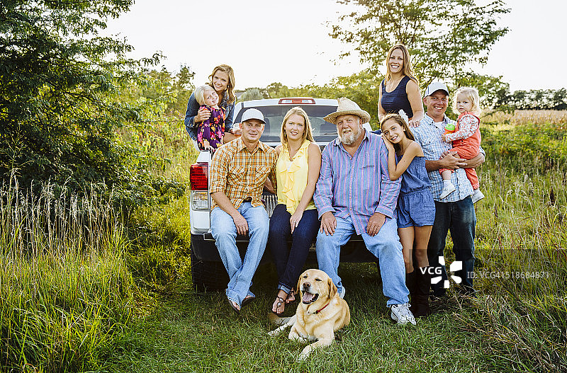农场日落时分的多代家庭合影图片素材