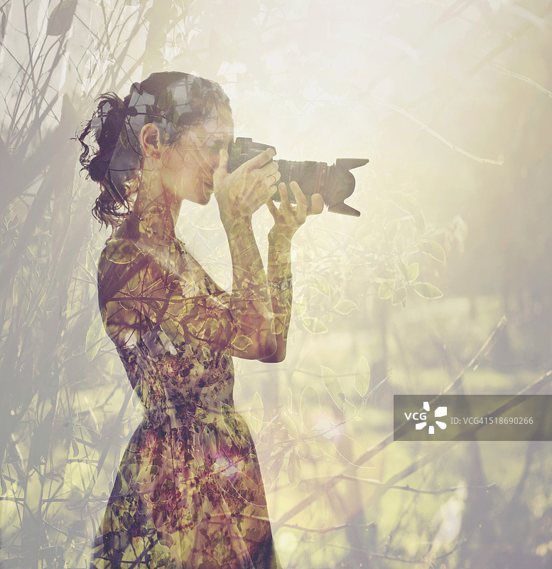 手持相机的漂亮女人的多重曝光图片素材