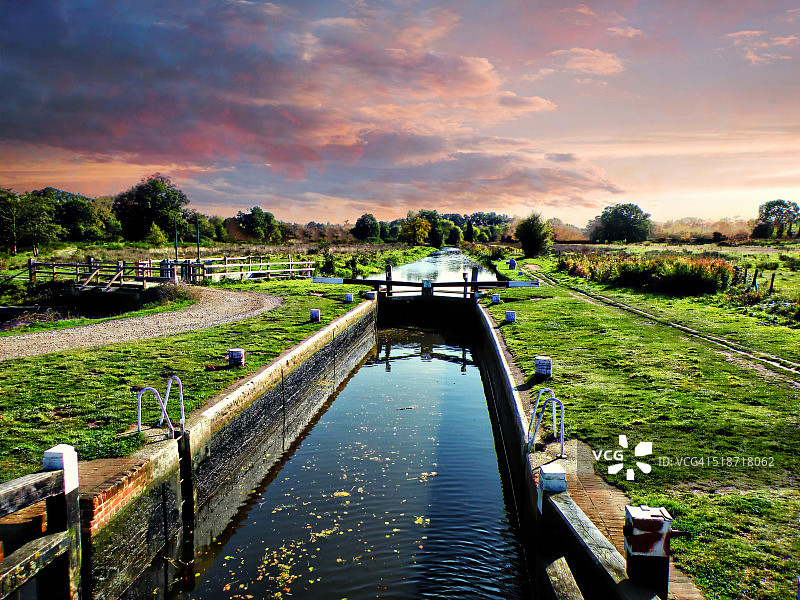 吉尔福德的韦运河暮光图片素材