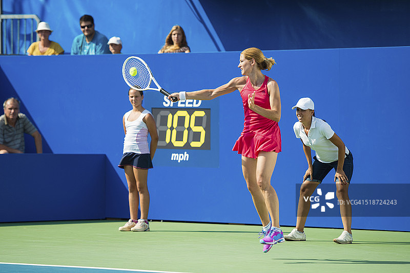 女职业网球运动员比赛中图片素材