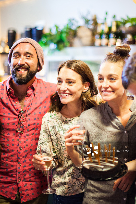 朋友们在聚会中庆祝图片素材