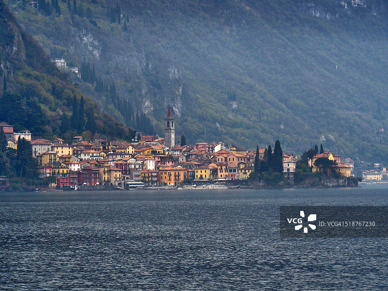 意大利北部莱科湖畔的彩色小镇瓦伦纳图片素材
