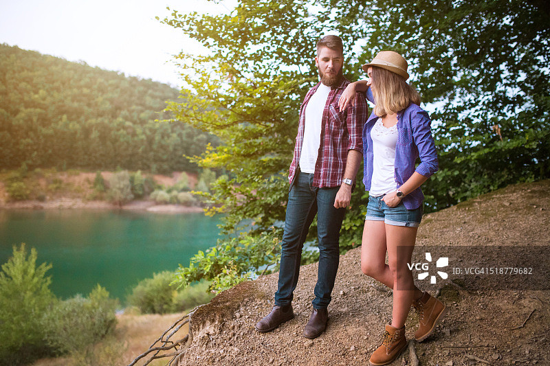 时髦情侣享受自然风光图片素材