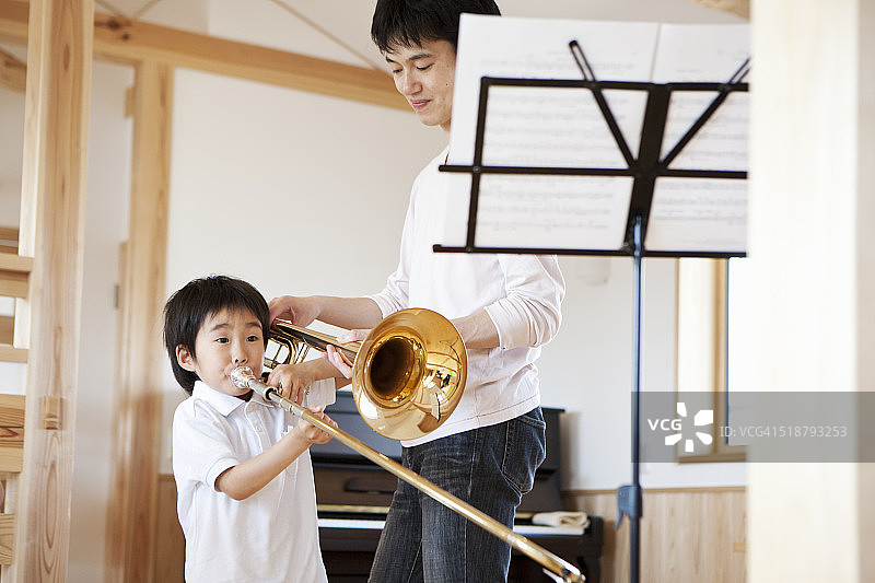 在家中的音乐家庭图片素材