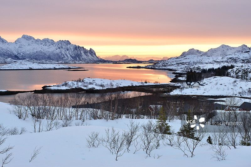 瓦特峡湾日出，罗弗敦群岛，挪威图片素材