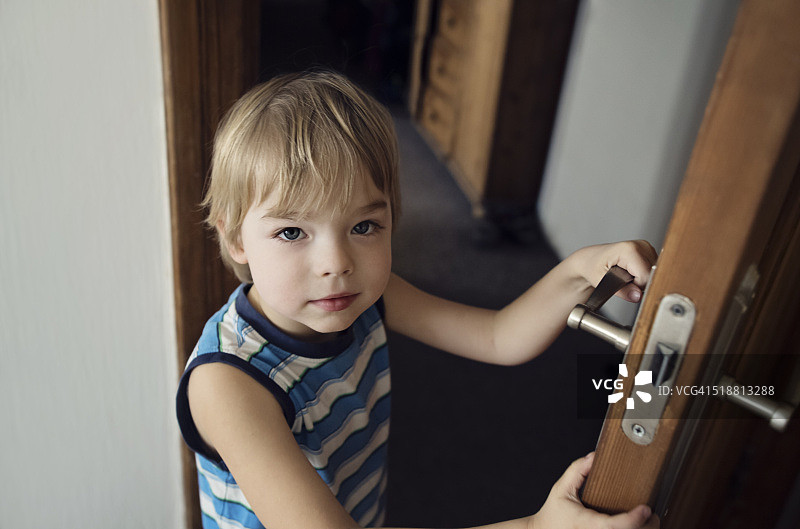 男孩穿过门图片素材