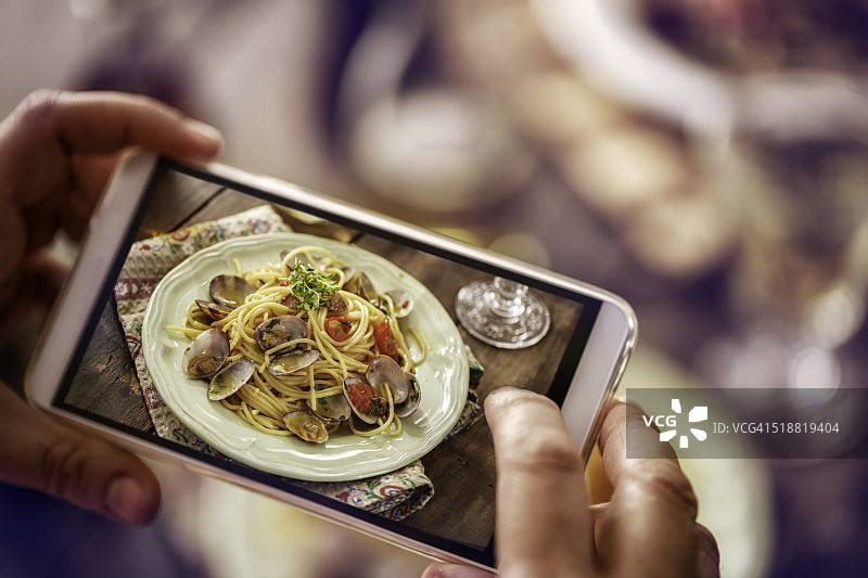 用智能手机拍摄蛤蜊意大利面图片素材