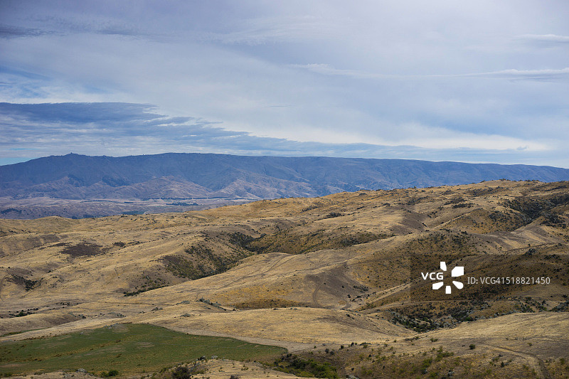 丛生覆盖的丘陵图片素材