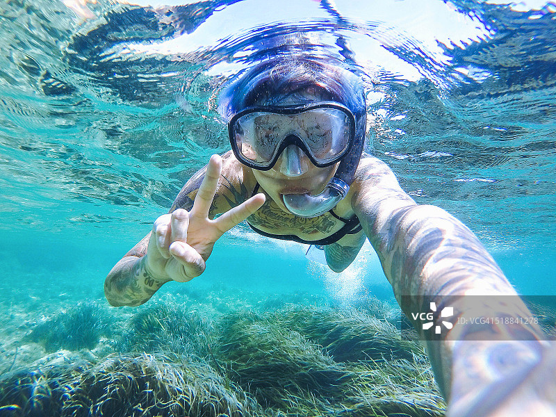 年轻女子戴着面罩浮潜图片素材