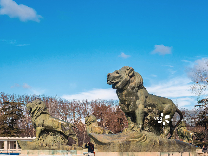 马德里丽池公园阿方索十二世国王纪念碑狮子图片素材