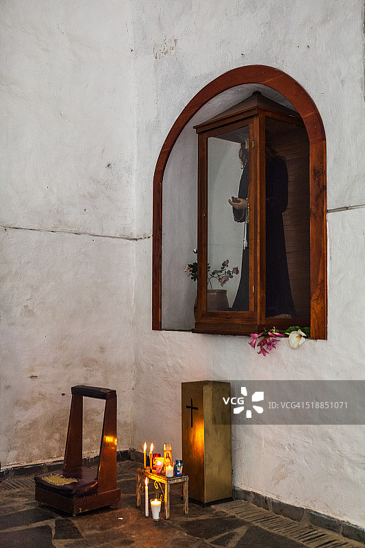 教堂回廊中的小祭坛图片素材