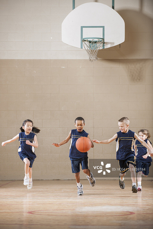 孩子们打篮球比赛图片素材