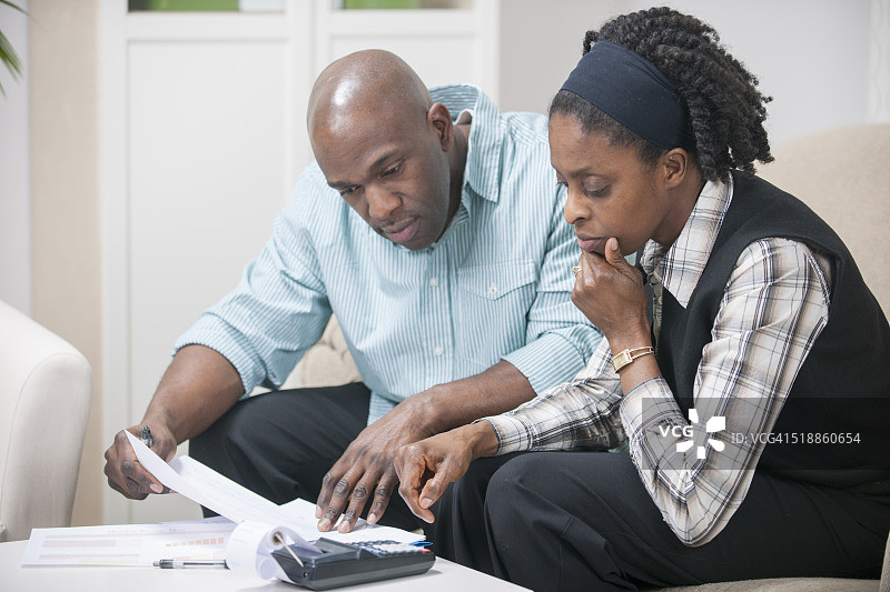 丈夫和妻子一起制定预算图片素材