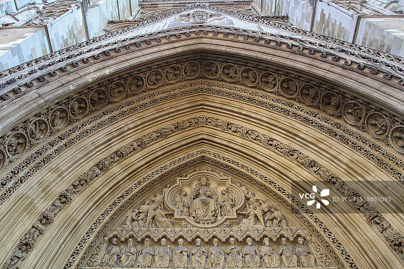 教堂门口精细的石雕图片素材