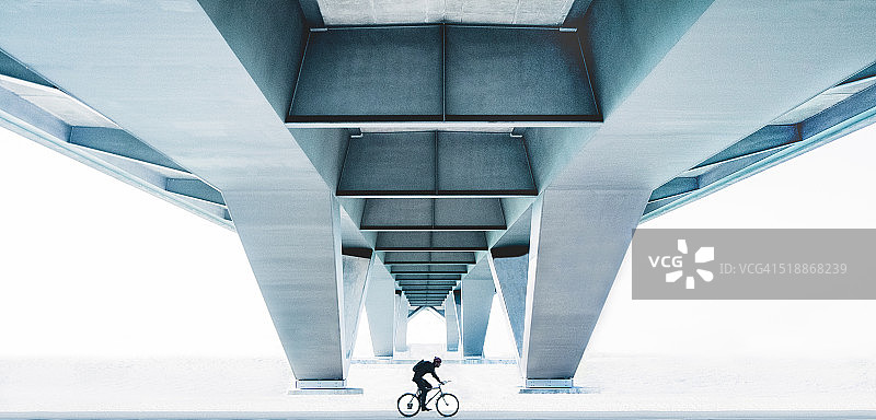 骑自行车的人与桥梁图片素材