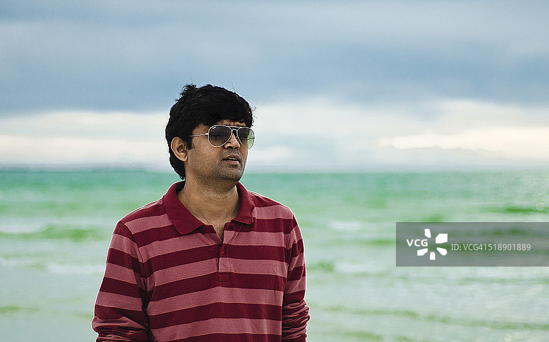 在佛罗里达海滩的印度男子自画像图片素材