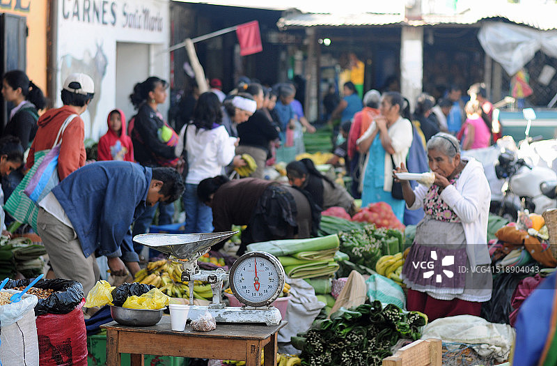 危地马拉安提瓜繁忙市场上的市场摊位图片素材