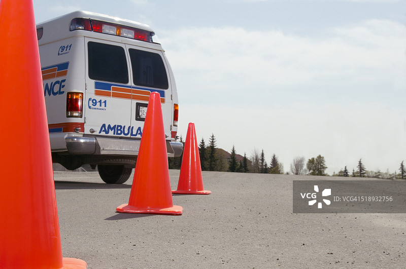 交通锥和救护车图片素材