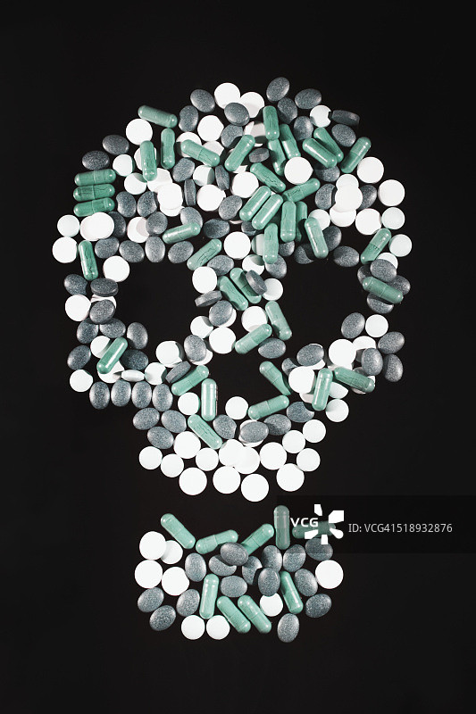 骷髅形状的药丸和胶囊图片素材