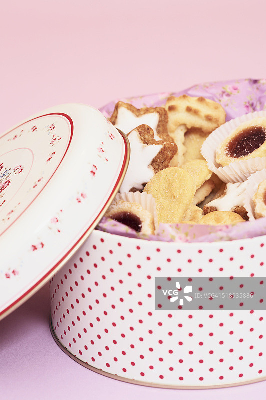 装满圣诞饼干的锡罐图片素材