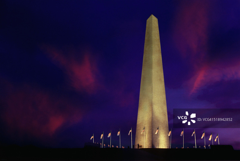 暮色中的华盛顿纪念碑图片素材