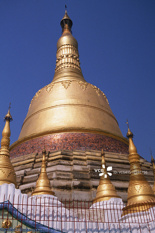 瑞光大金塔的金色尖顶图片素材