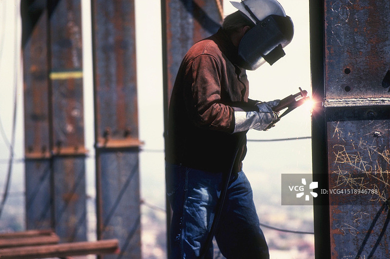 焊接工人在工作图片素材