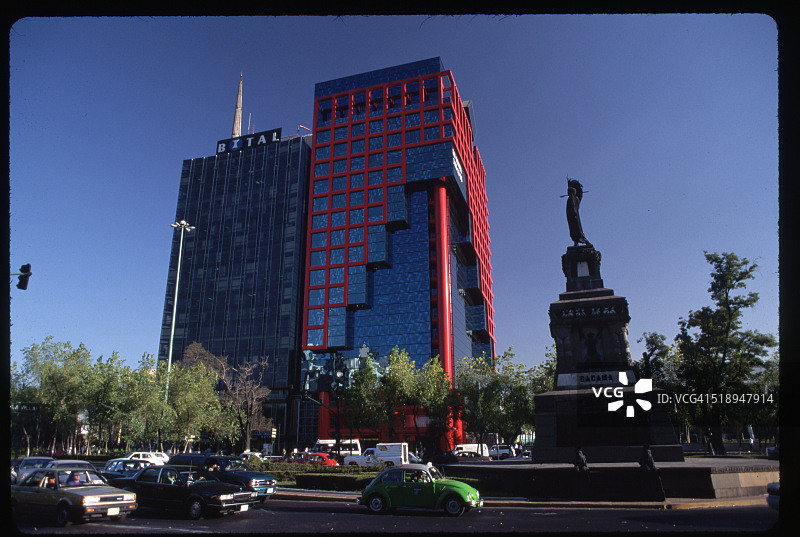 库奥特莫克雕像和办公楼图片素材