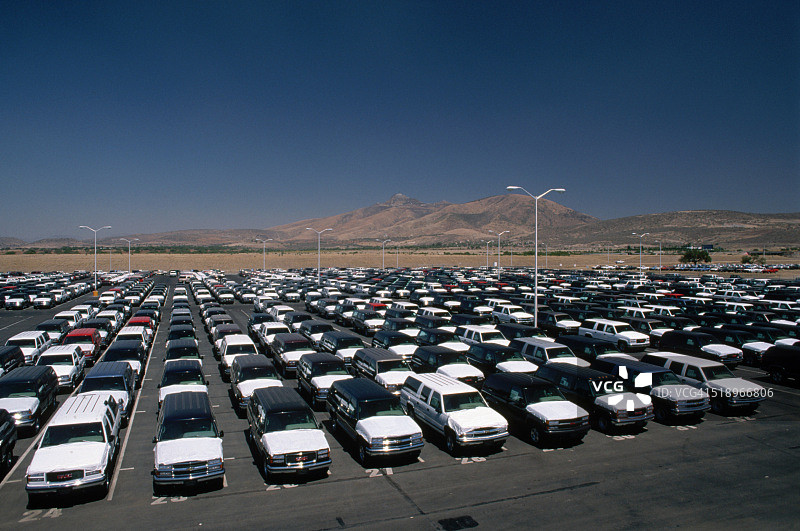 停在工厂的郊区车辆图片素材