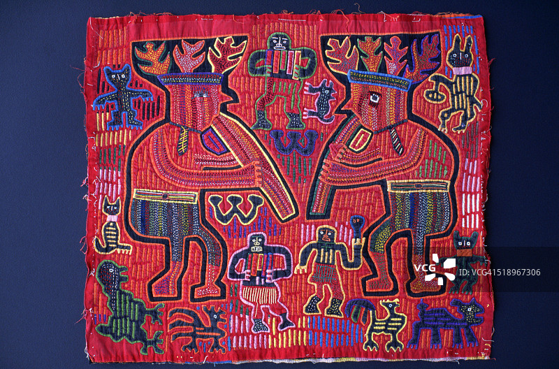 在仪式上吹角的两个人物的巴拿马库纳莫拉图片素材