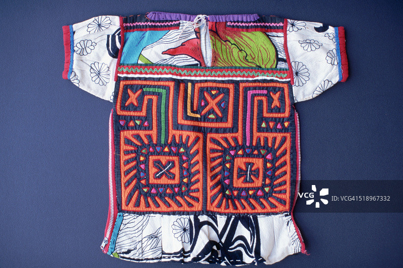 巴拿马库纳儿童的几何图案莫拉衬衫正面景观图片素材