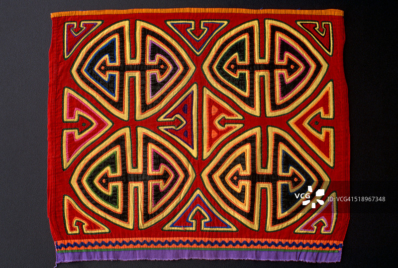 红色背景上的巴拿马库纳摩拉几何设计图片素材