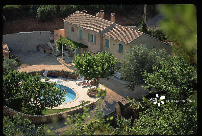 房屋周围的庭院图片素材