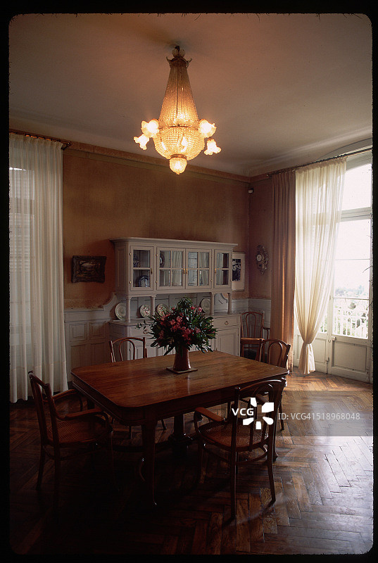 雷诺阿的餐厅图片素材