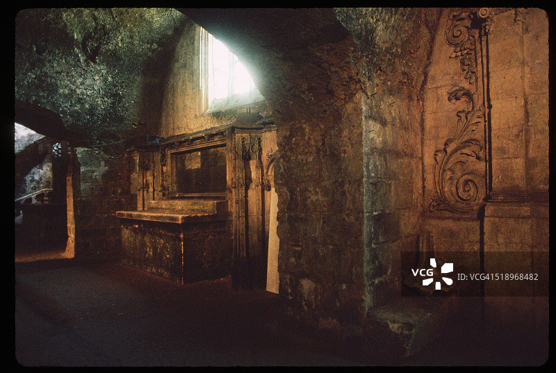 地下墓穴中的石棺图片素材