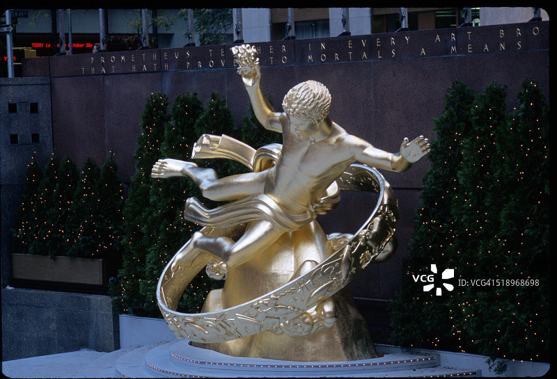 洛克菲勒中心溜冰场的普罗米修斯雕像图片素材